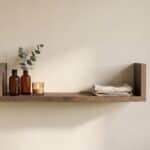 Wandplank van massief eikenhout in de kleur Donker Eiken. Voorzien van een onzichtbare bevestiging en perfect voor badkamer, toilet of woonruimte.