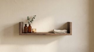 Wandplank van massief eikenhout in de kleur Donker Eiken. Voorzien van een onzichtbare bevestiging en perfect voor badkamer, toilet of woonruimte.