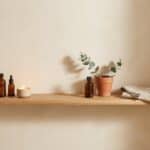 Royale wandplank van massief eikenhout in de kleur Naturel Eiken. Voorzien van een onzichtbare bevestiging en perfect voor badkamer, toilet of woonruimte.