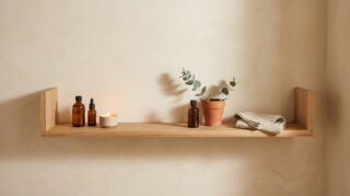 Royale wandplank van massief eikenhout in de kleur Naturel Eiken. Voorzien van een onzichtbare bevestiging en perfect voor badkamer, toilet of woonruimte.
