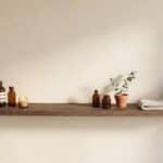 Royale wandplank van massief eikenhout in de kleur Donker Eiken. Voorzien van een onzichtbare bevestiging en perfect voor badkamer, toilet of woonruimte.