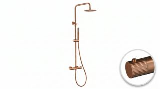 Stijlvolle opbouwdoucheset in geborsteld koper met PVD-coating, thermostatische douchekraan en hoofddouche van Ø20 cm. Inclusief handdouche. Verkrijgbaar in 6 kleuren en 5 jaar garantie. Kenmerkend voor de Toscana serie is het gedraaide reliëf op de
