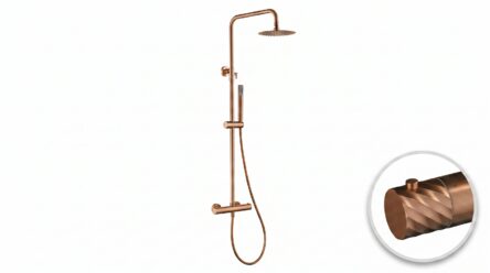 Stijlvolle opbouwdoucheset in geborsteld koper met PVD-coating, thermostatische douchekraan en hoofddouche van Ø20 cm. Inclusief handdouche. Verkrijgbaar in 6 kleuren en 5 jaar garantie. Kenmerkend voor de Toscana serie is het gedraaide reliëf op de