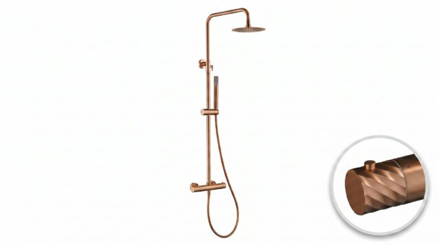 Stijlvolle opbouwdoucheset in geborsteld koper met PVD-coating, thermostatische douchekraan en hoofddouche van Ø20 cm. Inclusief handdouche. Verkrijgbaar in 6 kleuren en 5 jaar garantie. Kenmerkend voor de Toscana serie is het gedraaide reliëf op de