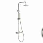 Moderne opbouwdoucheset in geborsteld nikkel, thermostatische douchekraan en hoofddouche van Ø20 cm. Inclusief handdouche. Verkrijgbaar in 6 kleuren en 5 jaar garantie. Kenmerkend voor de Toscana serie is het gedraaide reliëf op de bediening: een sub