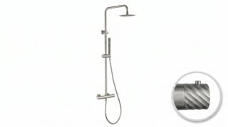Moderne opbouwdoucheset in geborsteld nikkel, thermostatische douchekraan en hoofddouche van Ø20 cm. Inclusief handdouche. Verkrijgbaar in 6 kleuren en 5 jaar garantie. Kenmerkend voor de Toscana serie is het gedraaide reliëf op de bediening: een sub