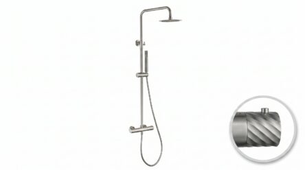 Moderne opbouwdoucheset in geborsteld nikkel, thermostatische douchekraan en hoofddouche van Ø20 cm. Inclusief handdouche. Verkrijgbaar in 6 kleuren en 5 jaar garantie. Kenmerkend voor de Toscana serie is het gedraaide reliëf op de bediening: een sub