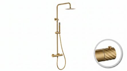 Luxe opbouwdoucheset in geborsteld goud met PVD-coating, thermostatische douchekraan en hoofddouche van Ø20 cm. Inclusief handdouche. Verkrijgbaar in 6 kleuren en 5 jaar garantie. Kenmerkend voor de Toscana serie is het gedraaide reliëf op de bedieni