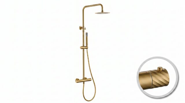 Luxe opbouwdoucheset in geborsteld goud met PVD-coating, thermostatische douchekraan en hoofddouche van Ø20 cm. Inclusief handdouche. Verkrijgbaar in 6 kleuren en 5 jaar garantie. Kenmerkend voor de Toscana serie is het gedraaide reliëf op de bedieni