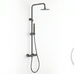 Luxe opbouwdoucheset in Black Gun Metal met PVD-coating, thermostatische douchekraan en hoofddouche van Ø20 cm. Inclusief handdouche. Verkrijgbaar in 6 kleuren en 5 jaar garantie. Kenmerkend voor de Toscana serie is het gedraaide reliëf op de bedieni
