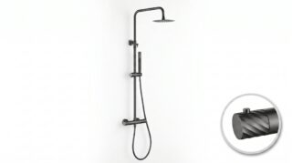 Luxe opbouwdoucheset in Black Gun Metal met PVD-coating, thermostatische douchekraan en hoofddouche van Ø20 cm. Inclusief handdouche. Verkrijgbaar in 6 kleuren en 5 jaar garantie. Kenmerkend voor de Toscana serie is het gedraaide reliëf op de bedieni