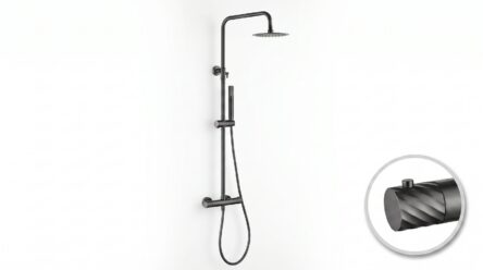 Luxe opbouwdoucheset in Black Gun Metal met PVD-coating, thermostatische douchekraan en hoofddouche van Ø20 cm. Inclusief handdouche. Verkrijgbaar in 6 kleuren en 5 jaar garantie. Kenmerkend voor de Toscana serie is het gedraaide reliëf op de bedieni