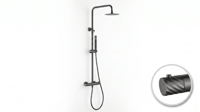 Luxe opbouwdoucheset in Black Gun Metal met PVD-coating, thermostatische douchekraan en hoofddouche van Ø20 cm. Inclusief handdouche. Verkrijgbaar in 6 kleuren en 5 jaar garantie. Kenmerkend voor de Toscana serie is het gedraaide reliëf op de bedieni