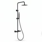 Stijlvolle opbouwdoucheset in mat zwart, thermostatische douchekraan en hoofddouche van Ø20 cm. Inclusief handdouche. Verkrijgbaar in 6 kleuren en voorzien van 5 jaar garantie. Kenmerkend voor de Toscana serie is het gedraaide reliëf op de bediening: