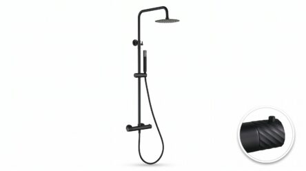 Stijlvolle opbouwdoucheset in mat zwart, thermostatische douchekraan en hoofddouche van Ø20 cm. Inclusief handdouche. Verkrijgbaar in 6 kleuren en voorzien van 5 jaar garantie. Kenmerkend voor de Toscana serie is het gedraaide reliëf op de bediening: