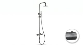 Luxe opbouwdoucheset in Black Gun Metal met PVD-coating, thermostatische douchekraan en hoofddouche van Ø20 cm. Inclusief verstelbare handdouche. Verkrijgbaar in 5 kleuren en 5 jaar garantie.