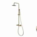 Luxe opbouwdoucheset in geborsteld goud met PVD-coating, thermostatische douchekraan en hoofddouche van Ø20 cm. Inclusief verstelbare handdouche. Verkrijgbaar in 6 kleuren en 5 jaar garantie.