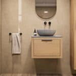 Modern naturel eiken badkamermeubel 60 cm met enkele lade, vlak front en grijs limestone blad met witte waskom