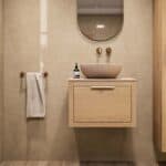 Hangend naturel eiken badkamermeubel 60 cm met één lade en beige limestone wastafel