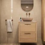 Hangend naturel eiken badkamermeubel 60 cm met dubbele lade en limestone blad met witte waskom