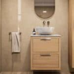 Hangend massief eiken wastafelmeubel 60 cm met twee lades en Bianco Carrara marmer met keramische waskom