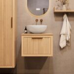 Hangend houten badkamermeubel 60 cm met één lade en naturel eiken blad met witte waskom