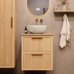 Hangend naturel eiken badkamermeubel 60 cm met twee lades en naturel eiken blad met witte waskom
