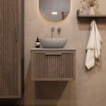 Hangend eiken badkamermeubel 60 cm met één lade en grijs limestone blad met keramische waskom