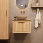 Modern hangend eiken badkamermeubel 60 cm met ribbelfront, één lade en limestone blad met keramische waskom