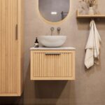 Hangend modern naturel eiken badkamermeubel 60 cm met vlak front, één lade en marmer blad met waskom