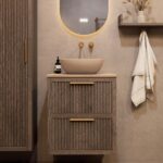 Modern donker eiken badkamermeubel 60 cm met twee lades en limestone blad met witte waskom
