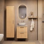 Hangend naturel eiken badkamermeubel 60 cm met twee lades en wit marmer blad met witte waskom