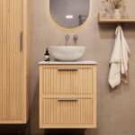 Hangend naturel eiken badkamermeubel 60 cm met twee lades en wit marmer blad met witte waskom