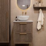 Hangend donker eiken badkamermeubel 60 cm met twee lades en wit marmer blad met witte waskom