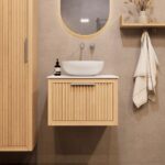 Hangend naturel eiken badkamermeubel 60 cm met één lade en solid surface blad met witte waskom