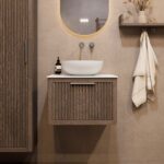 Hangend eiken wastafelmeubel 60 cm met ribbelfront, solid surface blad en ronde witte opbouwwaskom