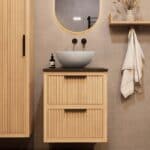 Compact eiken wastafelmeubel 60 cm met ribbelfront, twee lades en granieten blad met witte waskom
