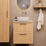Hangend naturel eiken badkamermeubel 60 cm met ribbelfront, twee lades en solid surface blad met witte waskom