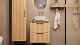 Hangend naturel eiken badkamermeubel 60 cm met ribbelfront, twee lades en solid surface blad met witte waskom