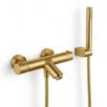 Luxe thermostatische bad/douchekraan in geborsteld goud met duurzame PVD-coating. Geleverd als complete set met handdouche, doucheslang en wandhaak. Verkrijgbaar in 5 kleuren.