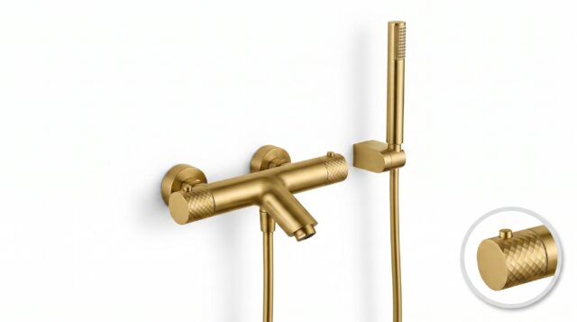 Luxe thermostatische bad/douchekraan in geborsteld goud met duurzame PVD-coating. Geleverd als complete set met handdouche, doucheslang en wandhaak. Verkrijgbaar in 5 kleuren.