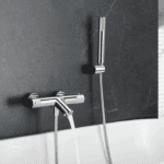 Moderne thermostatische bad/douchekraan in chroom, geleverd als complete set met handdouche, doucheslang en wandhaak. Onderdeel van de Diamond serie, verkrijgbaar in 5 kleuren en direct uit voorraad leverbaar.