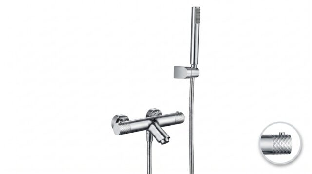 Moderne thermostatische bad/douchekraan in chroom, geleverd als complete set met handdouche, doucheslang en wandhaak. Onderdeel van de Diamond serie, verkrijgbaar in 5 kleuren en direct uit voorraad leverbaar.