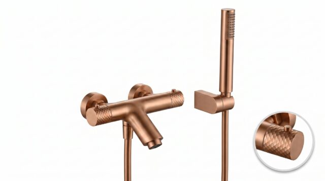 Thermostatische bad/douchekraan in geborsteld koper met duurzame PVD-coating. Geleverd als complete set met handdouche, doucheslang en wandhaak. Verkrijgbaar in 5 kleuren.
