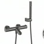 Thermostatische bad/douchekraan in black gun metal, geleverd als complete set met handdouche, doucheslang en wandhaak. Voorzien van 5 jaar garantie en verkrijgbaar in 6 kleuren. Kenmerkend voor de Toscana serie is het gedraaide reliëf op de bediening