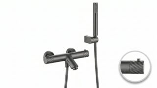 Thermostatische bad/douchekraan in black gun metal, geleverd als complete set met handdouche, doucheslang en wandhaak. Voorzien van 5 jaar garantie en verkrijgbaar in 6 kleuren. Kenmerkend voor de Toscana serie is het gedraaide reliëf op de bediening