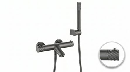 Thermostatische bad/douchekraan in black gun metal, geleverd als complete set met handdouche, doucheslang en wandhaak. Voorzien van 5 jaar garantie en verkrijgbaar in 6 kleuren. Kenmerkend voor de Toscana serie is het gedraaide reliëf op de bediening