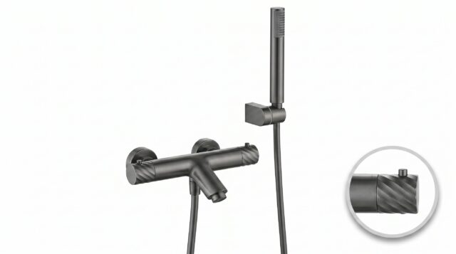 Thermostatische bad/douchekraan in black gun metal, geleverd als complete set met handdouche, doucheslang en wandhaak. Voorzien van 5 jaar garantie en verkrijgbaar in 6 kleuren. Kenmerkend voor de Toscana serie is het gedraaide reliëf op de bediening