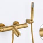 Thermostatische bad/douchekraan in geborsteld goud, geleverd als complete set met handdouche, doucheslang en wandhaak. Voorzien van 5 jaar garantie en verkrijgbaar in 6 kleuren. Kenmerkend voor de Toscana serie is het gedraaide reliëf op de bediening