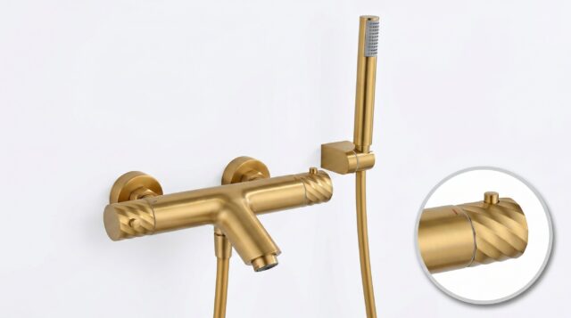 Thermostatische bad/douchekraan in geborsteld goud, geleverd als complete set met handdouche, doucheslang en wandhaak. Voorzien van 5 jaar garantie en verkrijgbaar in 6 kleuren. Kenmerkend voor de Toscana serie is het gedraaide reliëf op de bediening